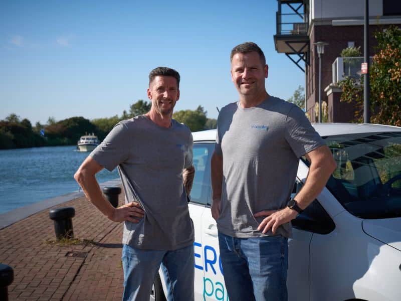 Twee medewerkers van Intercom Partners, toont persoonlijke en efficiënte werkwijze.
